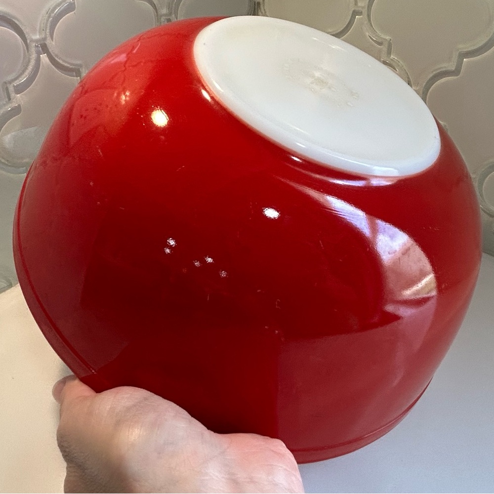 Vintage MCM Pyrex Red 404 4 Qt. Nesting Mixing Bowl Early 1960’s Large Milkglass - Picture 3 of 4